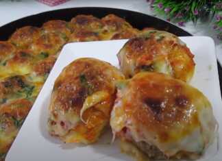 Στρογγυλά ψωμάκια με γέμιση κεφτέ, με χρυσαφένια κρούστα, καλυμμένα με λιωμένο τυρί τσένταρ και πασπαλισμένα με φρέσκο μαϊντανό.