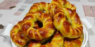 Αφράτα κουλούρια σε πιάτο , φρεσκοψημένα, με ορατά τα αρωματικά στοιχεία