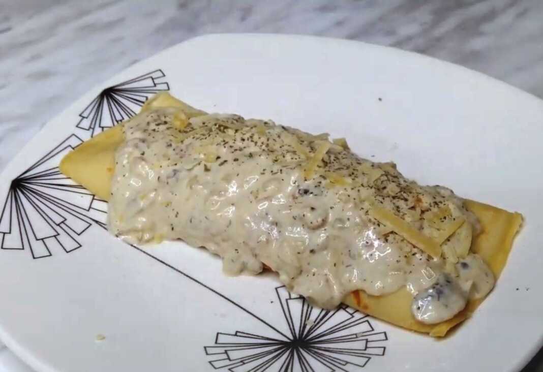 κρέπα κοτόπουλου με λευκή σάλτσα κρέπα κοτόπουλου με λευκή σάλτσα