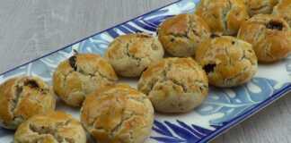 Τα ψημένα Κουλουράκια με Σταφίδα και Καρύδι σε πιατέλα.