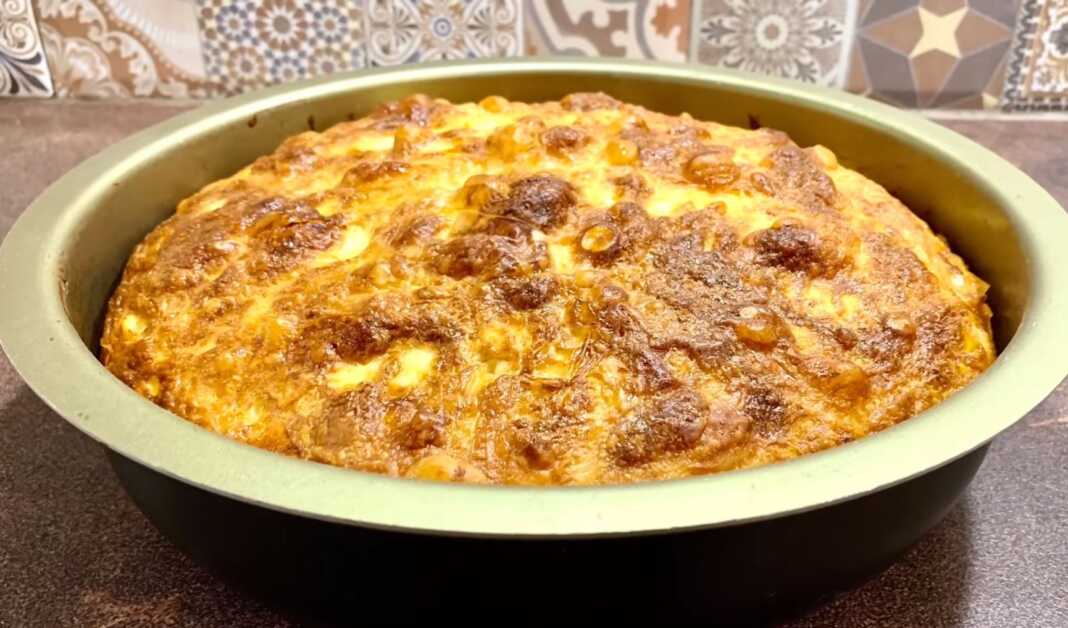 Η χρυσαφένια κρούστα της ψημένης τυρόπιτας μόλις βγήκε από τον φούρνο.