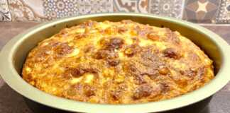 Η χρυσαφένια κρούστα της ψημένης τυρόπιτας μόλις βγήκε από τον φούρνο.