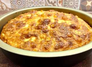 Η χρυσαφένια κρούστα της ψημένης τυρόπιτας μόλις βγήκε από τον φούρνο.