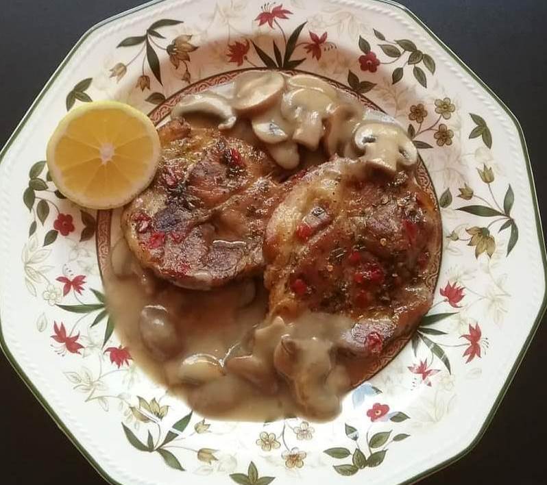 χοιρινές μπριζόλες χοιρινές μπριζόλες με σάλτσα μανιτάρια