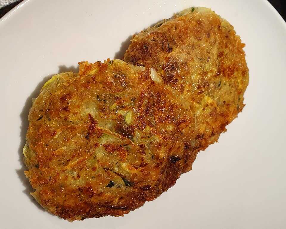 κολοκυθοκεφτέδες1 Πιάτο με χρυσαφένιους τηγανητούς κολοκυθοκεφτέδες,