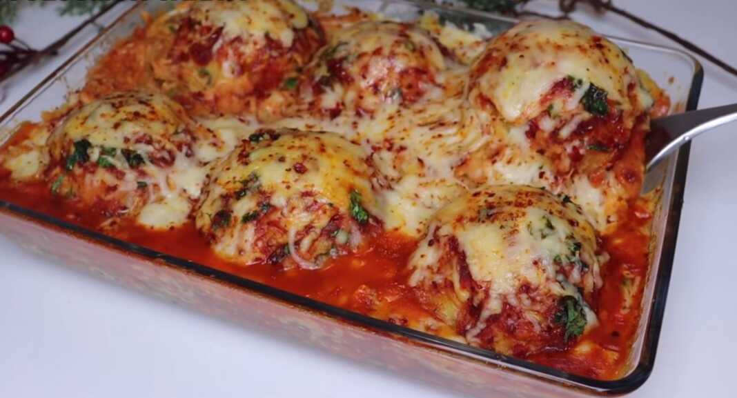 Mpiftekiametiri Κεφτέδες "ντυμένοι" με πουρε πατάτας και κόκκινη σάλτσα