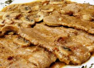 Ζουμερό μοσχαρίσιο φιλέτο σε πλούσια, καφετιά σάλτσα μουστάρδας και μανιταριών, σερβιρισμένο με ρύζι.