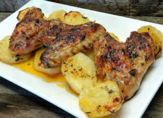 Ταψί με καλοψημένες φτερούγες κοτόπουλου και χρυσαφένιες πατάτες που κολυμπούν σε πλούσια σάλτσα μπύρας και βουτύρου