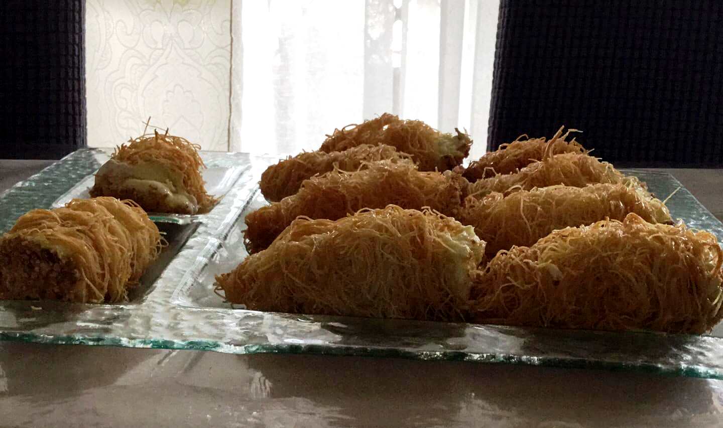 Πιατέλα γεμάτη λαχταριστά Ρολάκια Κανταΐφι με Κρέμα, πασπαλισμένα με ψιλοκομμένα καρύδια.