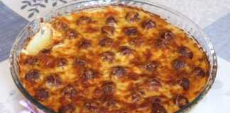 Κοκκινιστά κεφτεδάκια πάνω σε πουρέ πατάτας, με λιωμένο τυρί τσένταρ στην κορυφή, σε πυρέξ.