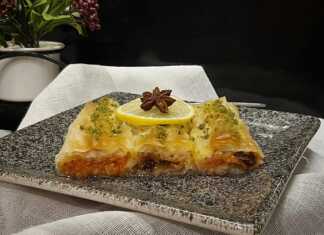 Κολοκυθομπουρέκια με σταφίδες και καρύδια