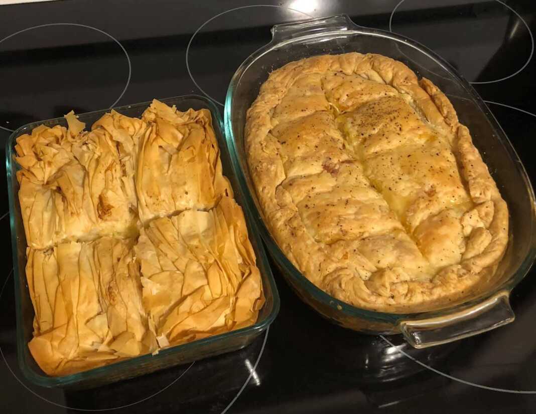 kotopita Ολοκληρωμένη Κοτόπιτα με μπεσαμέλ και σφολιάτα, χρυσαφένια και κομμένη σε κομμάτια, σερβιρισμένη σε πιάτο."