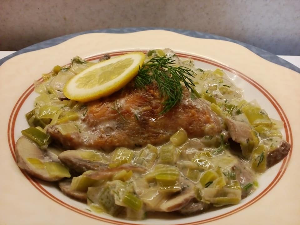 kotopoulomeprasa Κοτόπουλο με μανιτάρια και πράσα