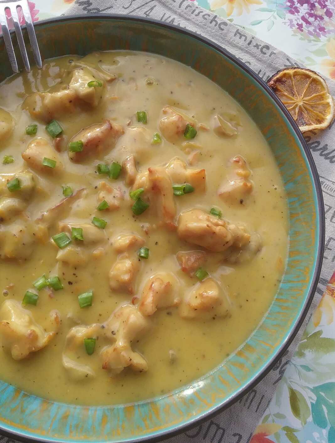 Τηγανητό κοτόπουλο με σάλτσα με μανιτάρια