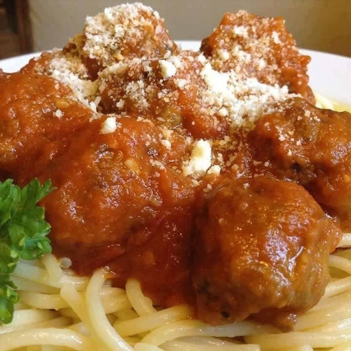 makaroniakeftdes Κεφτέδες σε σάλτσα με κρασί και μακαρονια