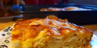 Εύκολη Τυρόπιτα της Μαμάς, χρυσαφένια, κομμένη σε τετράγωνα κομμάτια, σερβιρισμένη σε πιατέλα.