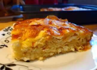 Εύκολη Τυρόπιτα της Μαμάς, χρυσαφένια, κομμένη σε τετράγωνα κομμάτια, σερβιρισμένη σε πιατέλα.