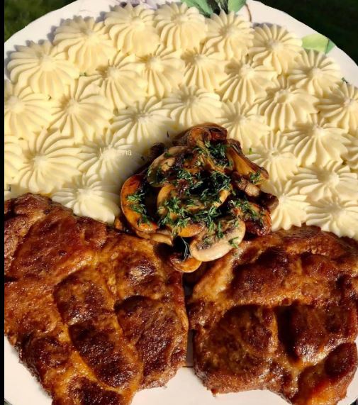xoirinesmprizoleslaimou Χοιρινές μπριζόλες λαιμού με μανιτάρια σε βούτυρο και πουρέ πατάτας