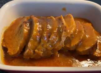 Ζουμερό χοιρινό φιλέτο κομμένο σε φέτες, περιχυμένο με πλούσια, δεμένη σάλτσα μπύρας πάνω σε πιατέλα σερβιρίσματος