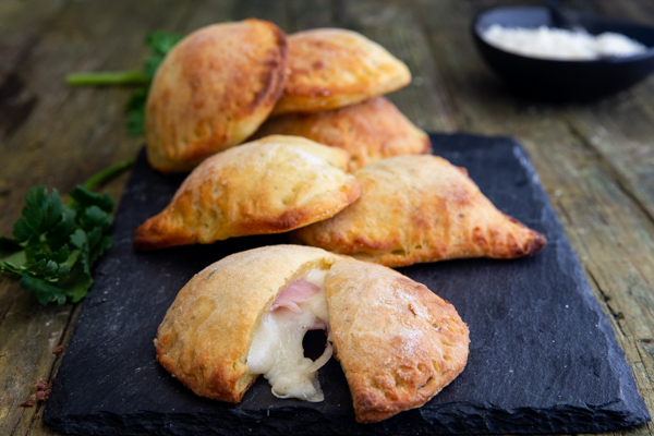 zamponotyropitakia1 Ζαμπονοτυροπυτάκια με ζυμη πατατας