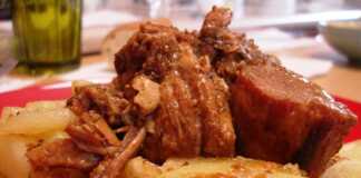 Χοιρινό κατσαρόλας με κόκκινη σάλτσα