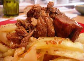 Χοιρινό κατσαρόλας με κόκκινη σάλτσα