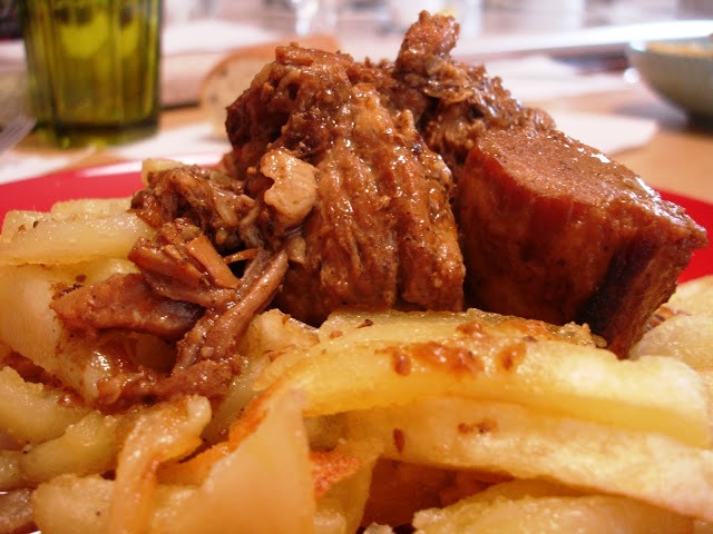 Χοιρινό κατσαρόλας με κόκκινη σάλτσα Χοιρινό κατσαρόλας με κόκκινη σάλτσα