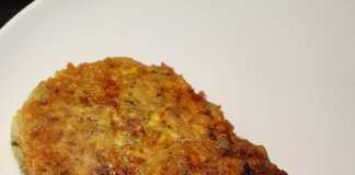 Πιάτο με χρυσαφένιους τηγανητούς κολοκυθοκεφτέδες,