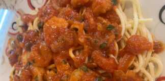 Μακαρόνια με σάλτσα ντομάτας με γαρίδες Μακαρόνια με σάλτσα Γαρίδες