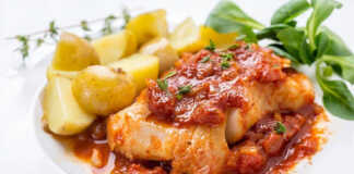 Μπακαλιάρος με σάλτσα ντομάτας και θυμάρι