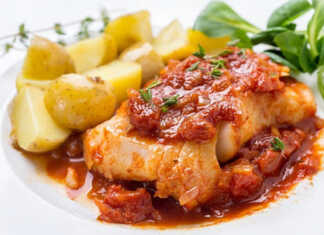 Μπακαλιάρος με σάλτσα ντομάτας και θυμάρι