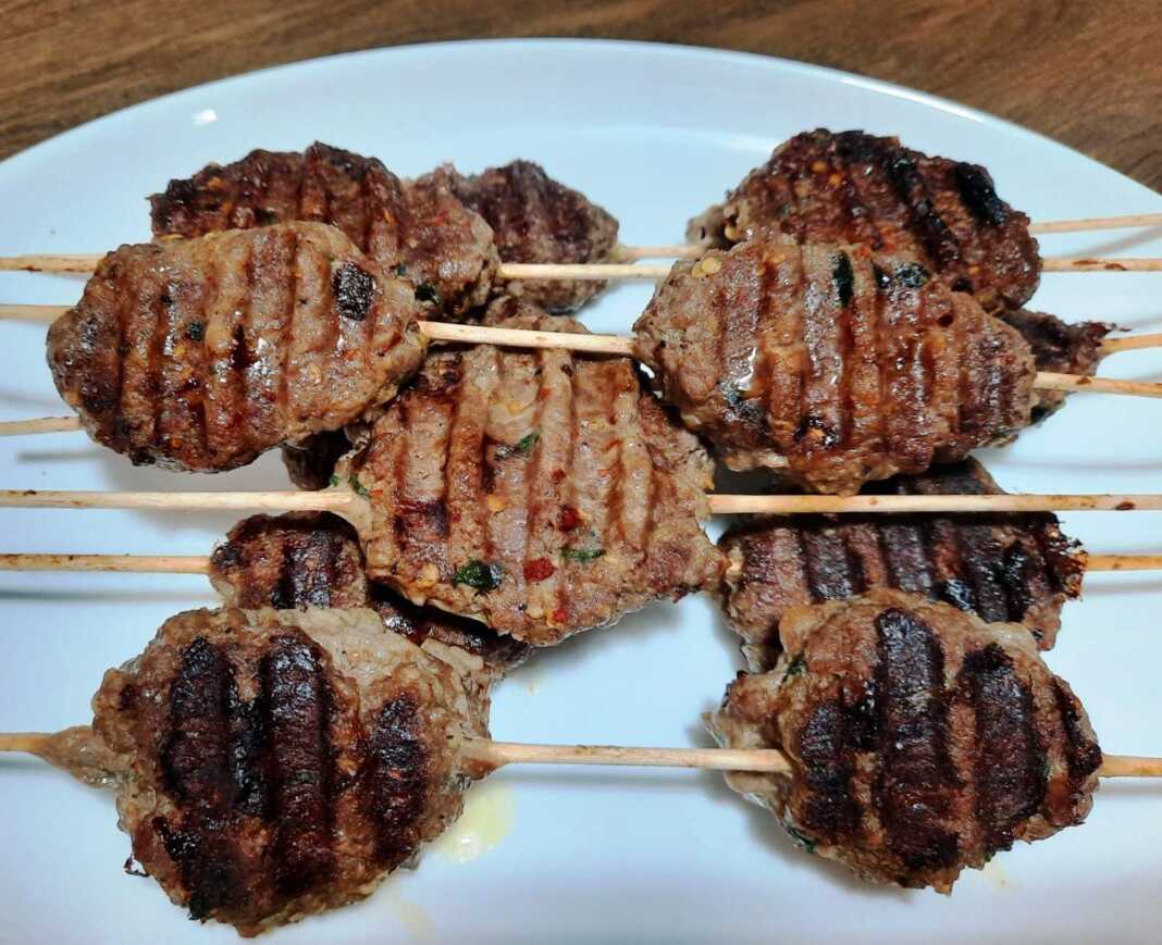 Μπιφτεκάκια σε καλαμάκια