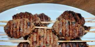 Μπιφτεκάκια σε καλαμάκια Μπιφτεκάκια σε καλαμάκια