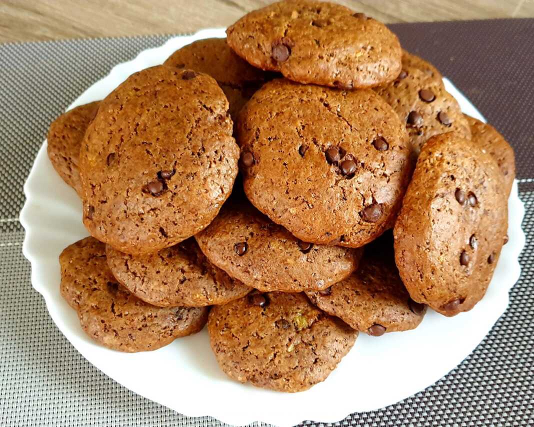 μαλακά μπισκότα μπανάνας με σταγόνες σοκολάτας