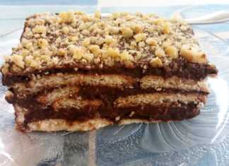 Λαχταριστό μπισκοτογλυκό ψυγείου με στρώσεις από πτι-μπερ και πλούσια σοκολατένια κρέμα φουντουκιού, πασπαλισμένο με θρυμματισμένα φουντούκια