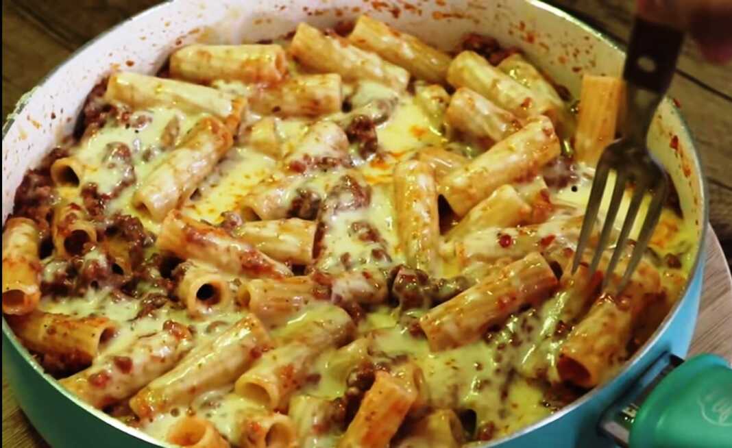 Ενα ταψί από νόστιμα ριγκατόνι με κιμά και λιωμένο τυρί μοτσαρέλα