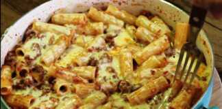 Ριγκατόνι με κιμά και τυρί Ενα ταψί από νόστιμα ριγκατόνι με κιμά και λιωμένο τυρί μοτσαρέλα