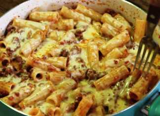 Ενα ταψί από νόστιμα ριγκατόνι με κιμά και λιωμένο τυρί μοτσαρέλα