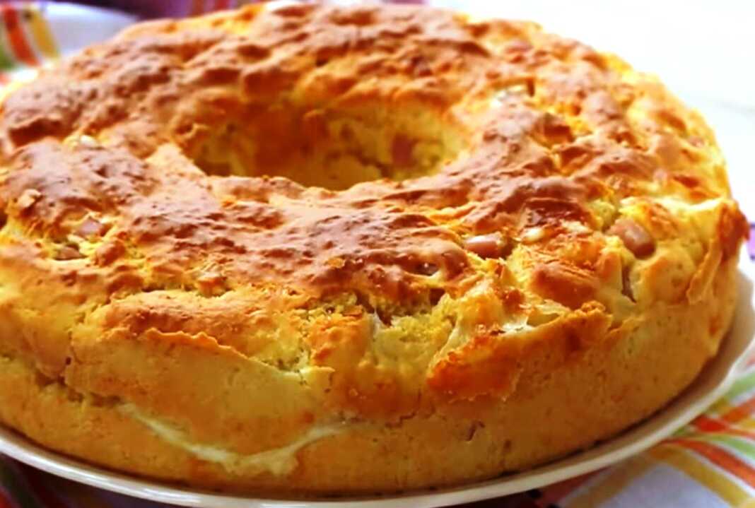 Ενα αφράτο αλμυρό κέικ με ζαμπόν και τυρί σε ένα πιάτο