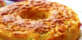 Ενα αφράτο αλμυρό κέικ με ζαμπόν και τυρί σε ένα πιάτο