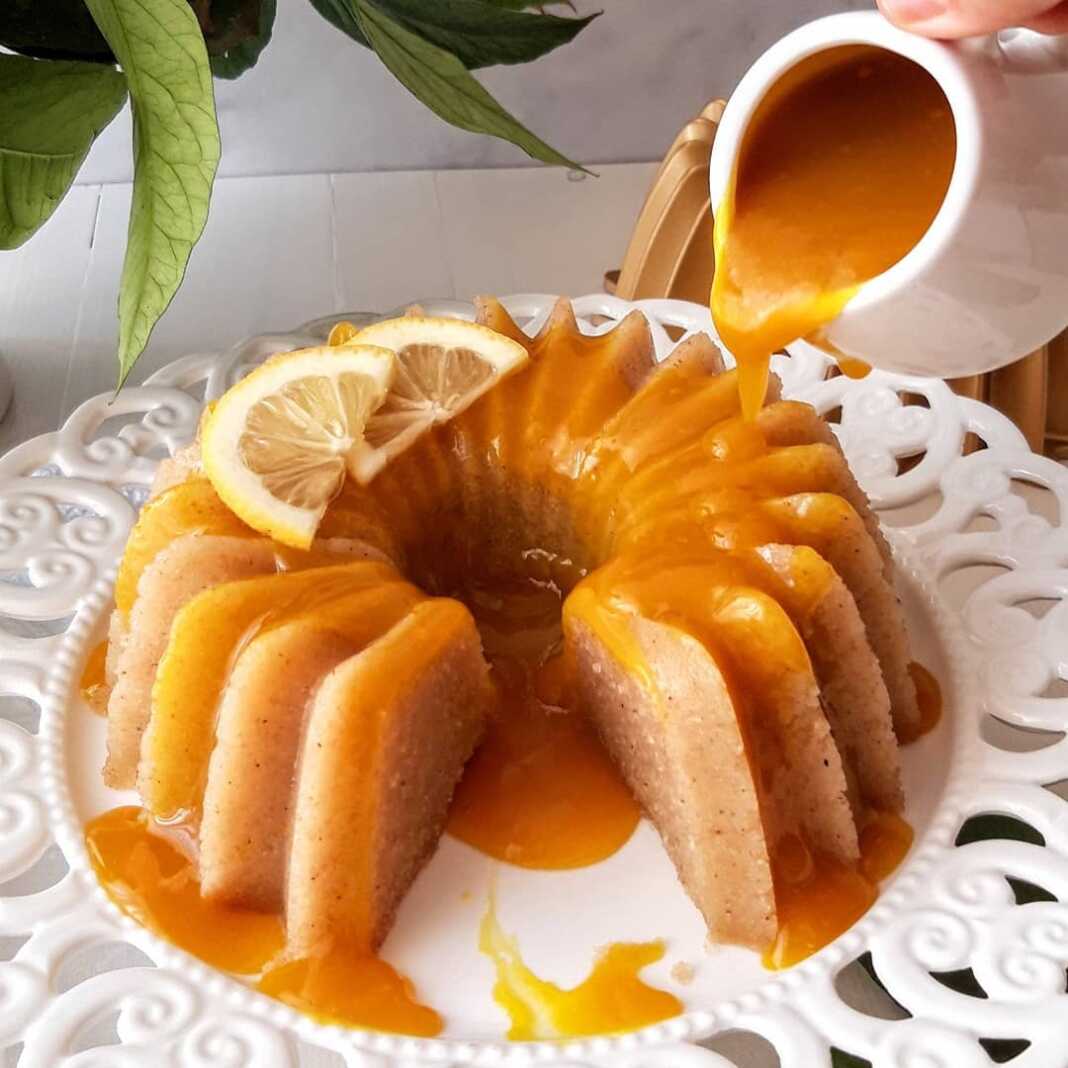 Χαλβάς σιμιγδάλι με γλυκάνισο και τζίντζερ σερβιρισμένος με κίτρινη λεμονάτη σος.