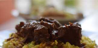 Ζουμερό μοσχάρι κοκκινιστό σε βαθύ πιάτο, με αρωματική κόκκινη σάλτσα.