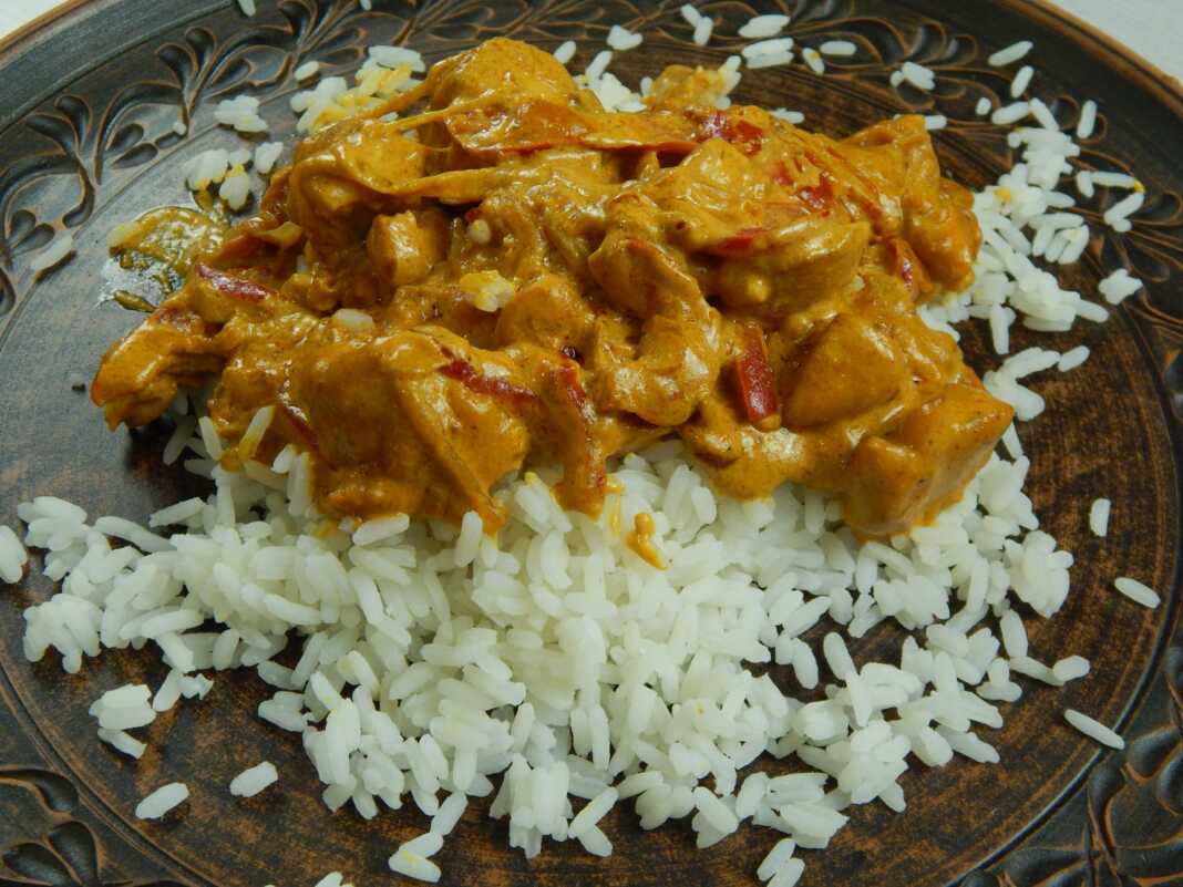 kotopoyloKari κοτόπουλο με ρύζι και σάλτσα κάρυ