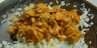 κοτόπουλο με ρύζι και σάλτσα κάρυ