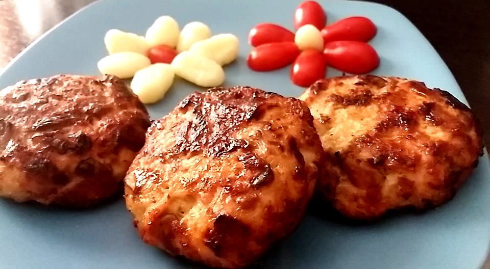 mpiftekia0 Ζουμερά Μπιφτέκια Κοτόπουλου