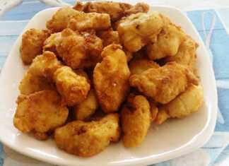 Τηγανητές μπουκιές μπακαλιάρου με χρυσή, τραγανή κρούστα από κουρκούτι ούζου, σερβιρισμένες σε πιατέλα με λεμόνι