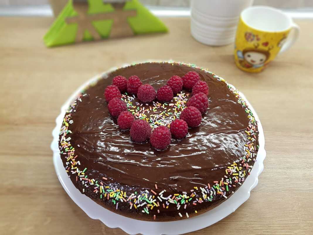 nostimoKeikSokolata Κέικ με Γλάσσο Σοκολάτας