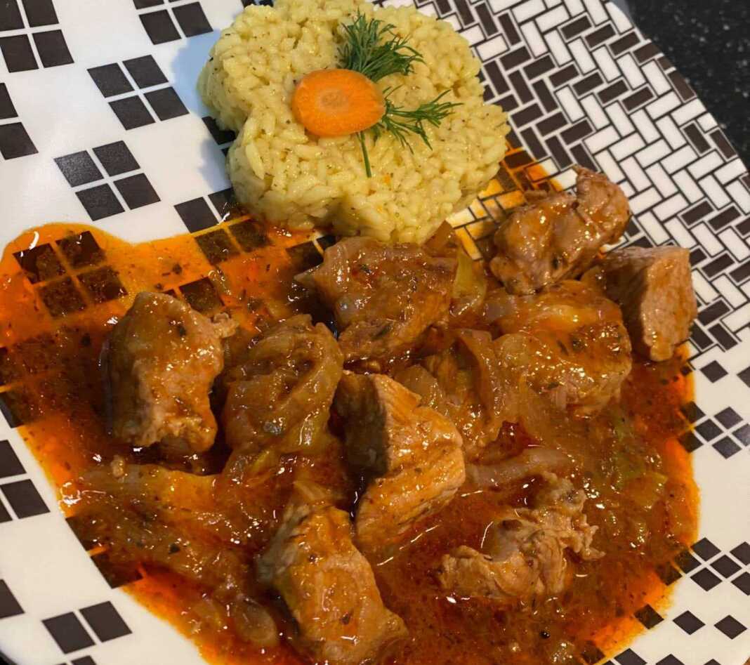 ας Κεμπάπ με ρύζι, σερβιρισμένο σε πιάτο, με τις μπουκιές κρέατος και την πλούσια σάλτσα να είναι εμφανείς