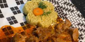 ας Κεμπάπ με ρύζι, σερβιρισμένο σε πιάτο, με τις μπουκιές κρέατος και την πλούσια σάλτσα να είναι εμφανείς