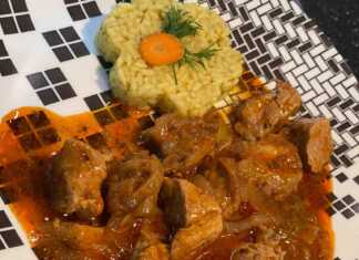 ας Κεμπάπ με ρύζι, σερβιρισμένο σε πιάτο, με τις μπουκιές κρέατος και την πλούσια σάλτσα να είναι εμφανείς